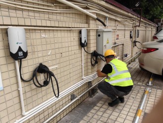 本臺評論：小區(qū)增設(shè)充電樁 市民方便又安全