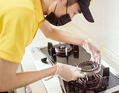 德意熱水器工作人員